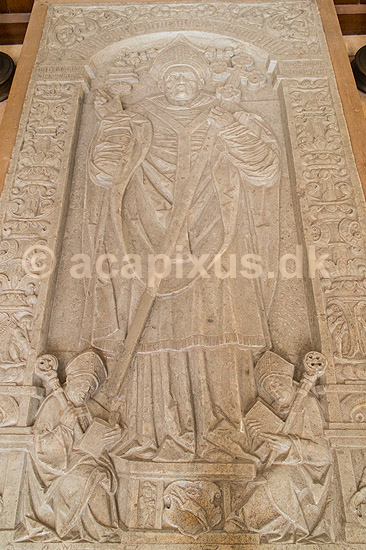 Sor� Klosterkirke. Biskop Absalons grav i Sor� Klosterkirke. Absalons gravsten, hugget af Morten Bussert, blev lagt i forbindelse med den f�rste �bning af Absalons grav i 1537. Absalon d�de i 1201; ; Sor�; Danmark; ; ; Kirker, kristendom, Absalon