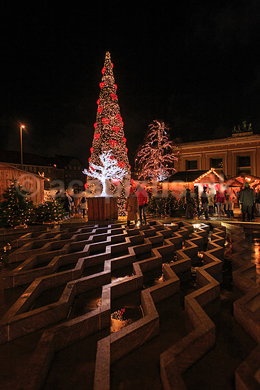 Julemarked. Juleudsmykning til Julemarked p� Bertel Thorvaldsens Plads i K�benhavn; ; Bertel Thorvaldsens Plads / K�benhavn; Danmark; ; Sev�rdigheder; Julemarkeder, jul, julehandel, handel, juleudsmykning, julestemning