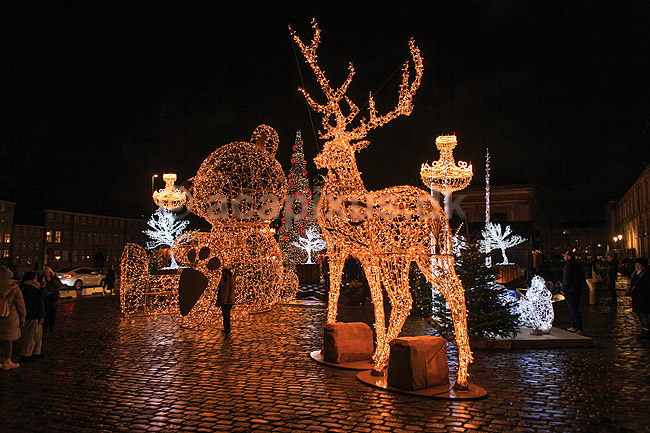 Julemarked. Juleudsmykning til Julemarked p� Bertel Thorvaldsens Plads i K�benhavn; ; Bertel Thorvaldsens Plads / K�benhavn; Danmark; ; Sev�rdigheder; Julemarkeder, jul, julehandel, handel, juleudsmykning, julestemning