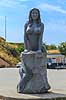 Den Store Havfrue statue p� Drag�r Havn. Den Store Havfrue, bestilt af Peter Bech, udf�rt i Kina i kinesisk granit, blev i 2006 rejst over for skulpturen Isbj�rn med unger p� Langeliniekajen og blev i 2018 flyttet til Drag�r Fort. Blev i 2025 anklaget for at v�re sexistisk, pornografisk og vulg�r og Drag�r Kommune �nsker den fjernet. Alle adspurgte under fortograferingen anser den dog som smuk og mener den om noget skulle have en mere fremtr�dende plads.  Drag�r Danmark  sev�rdigheder Havfruer, skulpturer