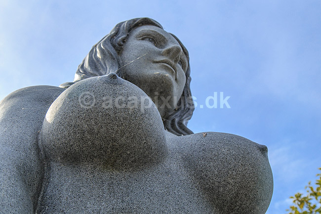 Den Store Havfrue statue p� Drag�r Havn. Den Store Havfrue, bestilt af Peter Bech, udf�rt i Kina i kinesisk granit, blev i 2006 rejst over for skulpturen Isbj�rn med unger p� Langeliniekajen og blev i 2018 flyttet til Drag�r Fort. Blev i 2025 anklaget for at v�re sexistisk, pornografisk og vulg�r og Drag�r Kommune �nsker den fjernet. Alle adspurgte under fortograferingen anser den dog som smuk og mener den om noget skulle have en mere fremtr�dende plads.; ; Drag�r; Danmark; ; sev�rdigheder; Havfruer, skulpturer