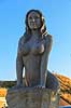 Den Store Havfrue statue p� Drag�r Havn. Den Store Havfrue, bestilt af Peter Bech, udf�rt i Kina i kinesisk granit, blev i 2006 rejst over for skulpturen Isbj�rn med unger p� Langeliniekajen og blev i 2018 flyttet til Drag�r Fort. Blev i 2025 anklaget for at v�re sexistisk, pornografisk og vulg�r og Drag�r Kommune �nsker den fjernet. Alle adspurgte under fortograferingen anser den dog som smuk og mener den om noget skulle have en mere fremtr�dende plads.  Drag�r Danmark  sev�rdigheder Havfruer, skulpturer