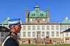 Fredensborg Slot. Livgarder st�r vagt foran Fredensborg Slot - med spidshue pga varmen  Fredensborg Slot / Fredensborg Danmark   Slotte, kongeslotte, Livgarden hvidt vagtkompagni, uniformer