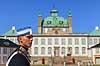 Fredensborg Slot. Livgarder st�r vagt foran Fredensborg Slot - med spidshue pga varmen  Fredensborg Slot / Fredensborg Danmark   Slotte, kongeslotte, Livgarden hvidt vagtkompagni, uniformer
