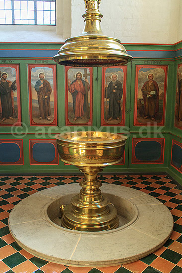 D�befont i Helsing�r domkirke. D�befonten i Helsing�r Domkirke eller Sankt Olai kirke; ; Helsing�r; Danmark; ; Sev�rdigheder; turistsev�rdigheder, religion, kristendom, kirker, kirke, domkirker, d�b