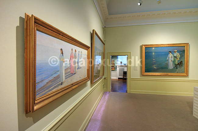 Den Hirschsprungske Samling . Salene i Den Hirschsprungske Samling med malerierne En strandpromenade og Sommeraften ved Skagens strand; ; Den Hirschsprungske Samling  / K�benhavn; Danmark; ; Sev�rdigheder; Museum, kunstmuseum, museer, billeder, malerier, kunstmuseum, Tobaksfabrikant Heinrich Hirschsprung