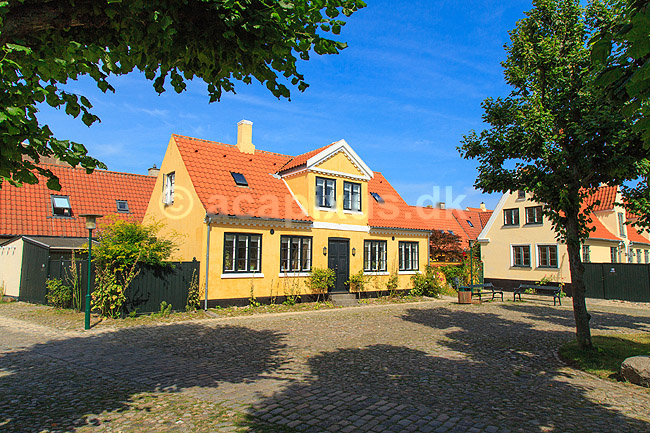 Badstuev�len i Drag�r. Karakteristiske gule huse i Badstuev�len i Drag�r; ; Drag�r; Danmark; ; Sev�rdigheder; 