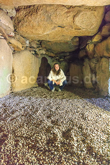 �m J�ttestue. G�st i J�ttestuen ved �m n�r Lejre; ; Lejre; Danmark; ; Sev�rdigheder; J�ttestuer, grave, gravkamre, gravh�j