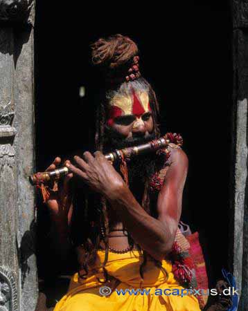 Sadhu der spiller p� fl�jte ved Pashupatinath templet; ; Kathmandu; Nepal; Asien; ; mennesker musik hinduisme instumenter