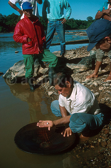 Guld graver vasker guld med kviks�lv i flod i naturreservat; ; Tambopata-Candamo Reserve / Amazonas; Peru; Syd Amerika; ; 