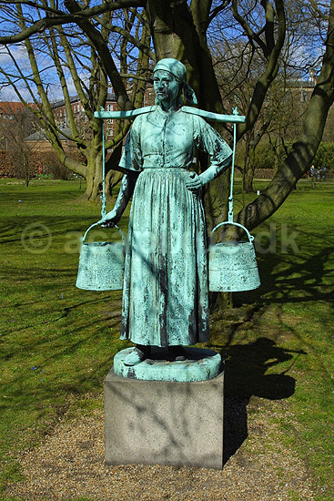 Statue af landbokone; ; Landboh�jskolen / K�benhavn; Danmark; Europa; ; 