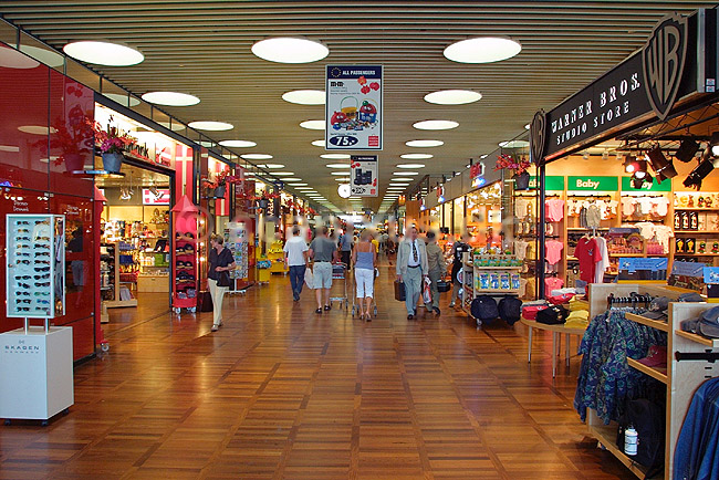 Rejsende i butiksomr�det i Kastrup Lufthavn; ; Kastrup, K�benhavn; Danmark; Europa; ; 