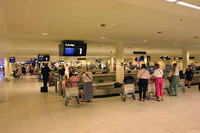 Rejsende venter p� baggage ved baggage claim i Kastrup Lufthavn; ; Kastrup, K�benhavn; Danmark; Europa; ; 