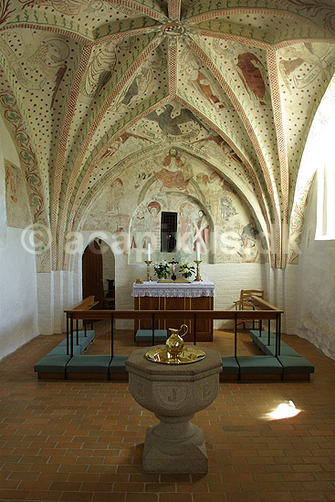 Alteret, d�befonten og kalkmalerier i Jetsmark kirke; ; Pandrup / Nordjylland; Danmark; ; ; religion kristendom kultur landsbykirker