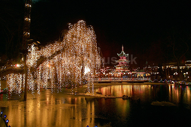 Tivoli med Det Kinesiske T�rn. Ved Julemarkedet; ; K�benhavn; Danmark; Europa; ; sev�rdigheder forlystelser