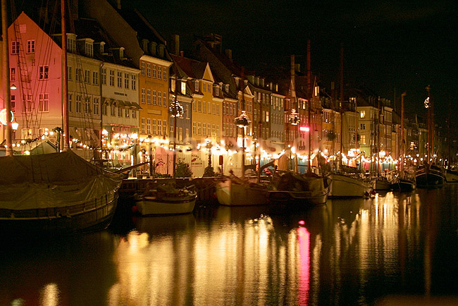 Nyhavn i K�benhavn om aftenen om vinteren; ; K�benhavn; Danmark; Europa; ; sev�rdigheder forlystelser