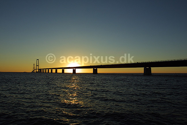 Storeb�ltsbroen set fra Kors�r siden ved solnedgang; ; Halsskov / Sj�lland; Danmark; Europa; ; broer pyloner h�ngebroer solnedgange transport