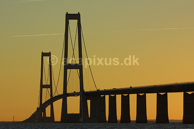 Storeb�ltsbroen set fra Kors�r siden ved solnedgang; ; Halsskov / Sj�lland; Danmark; Europa; ; broer pyloner h�ngebroer solnedgange transport