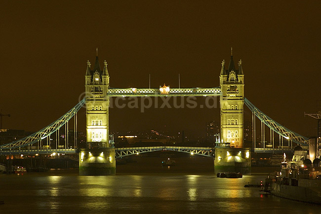 Tower Bridge. Udsigt over Themsen med Tower Bridge i baggrunden i aftenbelysning; ; London; England; Europa; ; Broer Themsen River Thames