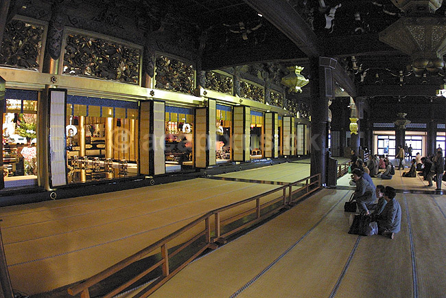 Higashi Hongan-ji. Bedende i det buddistiske Higashi Hogan-ji templet i Kyoto; ; Higashi Hongan-ji / Kyoto; Japan; Asien; ; templer buddisme buddhism Higashi Honganji