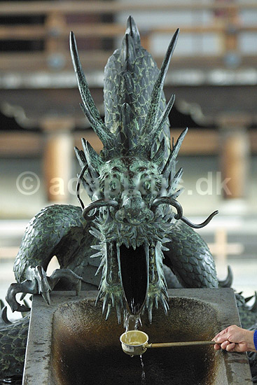 Higashi Hongan-ji. Dragefont�ne i det buddistiske Higashi Hogan-ji templet i Kyoto; ; Higashi Hongan-ji / Kyoto; Japan; Asien; ; templer buddisme buddhism Higashi Honganji