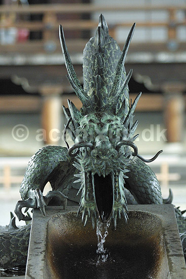 Higashi Hongan-ji. Dragefont�ne i det buddistiske Higashi Hogan-ji templet i Kyoto; ; Higashi Hongan-ji / Kyoto; Japan; Asien; ; templer buddisme buddhism Higashi Honganji
