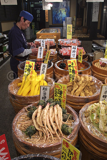 Nishiki Market. Syltede gr�ntsager (pickels) udstillet p� t�nder i Nishiki Market i Kyoto; ; Nishiki Market / Kyoto; Japan; Asien; ; markeder handel marked