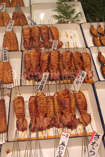 Nishiki Market. Grillede bl�ksprutter udstillet p� Nishiki Market i Kyoto; ; Nishiki Market / Kyoto; Japan; Asien; ; markeder handel marked
