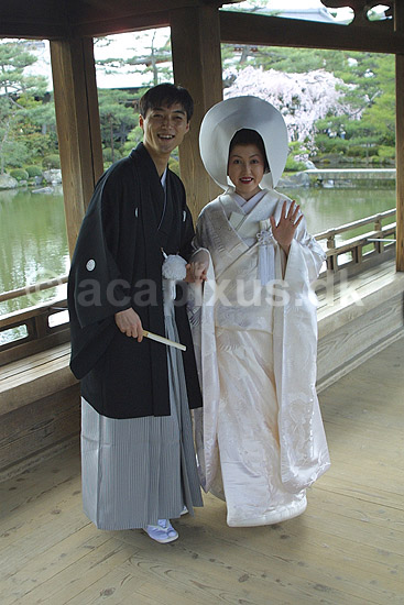 �gtepar. Japansk nygiftet �gtepar ved Heian-jingu Shrine i Kyoto; ; Heian-jingu Shrine / Kyoto; Japan; Asien; ; japansk japanere �gteskab gifterm�l levevis
