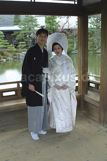 �gtepar. Japansk nygiftet �gtepar ved Heian-jingu Shrine i Kyoto; ; Heian-jingu Shrine / Kyoto; Japan; Asien; ; japansk japanere �gteskab gifterm�l levevis