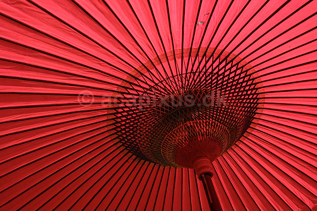 Kasa Parasol. R�d parasol (kasa) af rispapir; ; Kyoto; Japan; Asien; ; m�nstre farver r�dt r�de