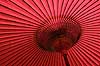 Kasa Parasol. R�d parasol (kasa) af rispapir  Kyoto Japan Asien  m�nstre farver r�dt r�de