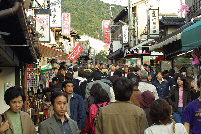 Japanere. Japanere p� Kiyomizu-zaka gaden i Kyoto; ; Kiyomizu-zaka / Kyoto; Japan; Asien; ; japansk japanere