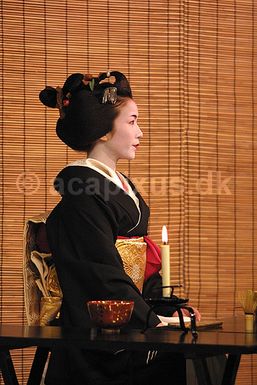 Geisha. Geisha dirigerer te-ceremoni ved Miyako Odory (Maiko dans) i Kyoto; ; Kyoto; Japan; Asien; ; japansk japanere kvinder makeup make-up kimono