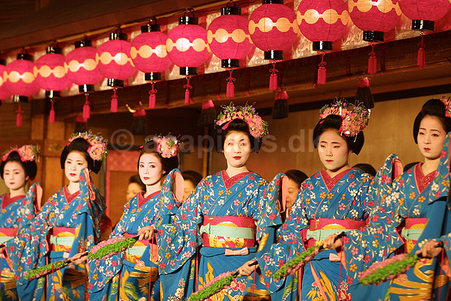 Miyako Odory. Japanske maiko danseinder ved Miyako Odory (Maiko dans) i Kyoto; ; Kyoto; Japan; Asien; ; japansk japanere kvinder makeup make-up kimono