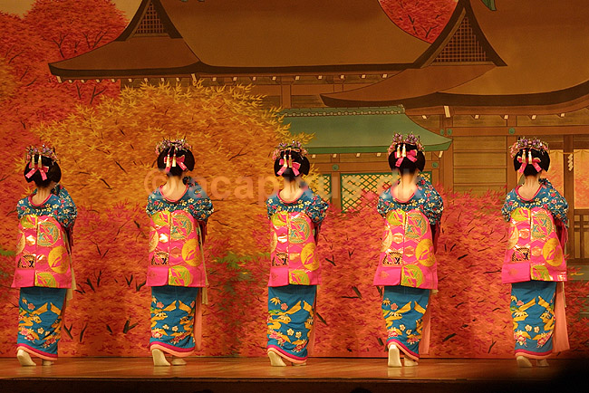 Miyako Odory. Japanske maiko danseinder ved Miyako Odory (Maiko dans) i Kyoto; ; Kyoto; Japan; Asien; ; japansk japanere kvinder makeup make-up kimono