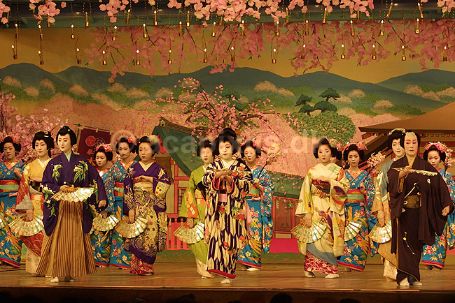 Miyako Odory. Japanske maiko danseinder ved Miyako Odory (Maiko dans) i Kyoto; ; Kyoto; Japan; Asien; ; japansk japanere kvinder makeup make-up kimono