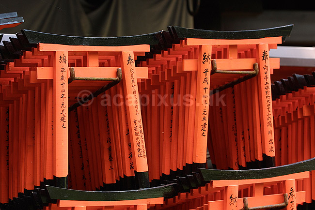 Fushimi-Inari Taisha Shrine. Sm� torii's til at s�tte p� grave til salg ved det shintoistiske Fushimi-Inari Taisha Shrine; ; Fushimi-Inari Taisha Shrine / Kyoto; Japan; Asien; ; templer shintoisme orange