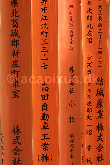 Fushimi-Inari Taisha Shrine. Kanji inskriptioner p� torii's ved det shintoistiske Fushimi-Inari Taisha Shrine; ; Fushimi-Inari Taisha Shrine / Kyoto; Japan; Asien; ; templer shintoisme orange