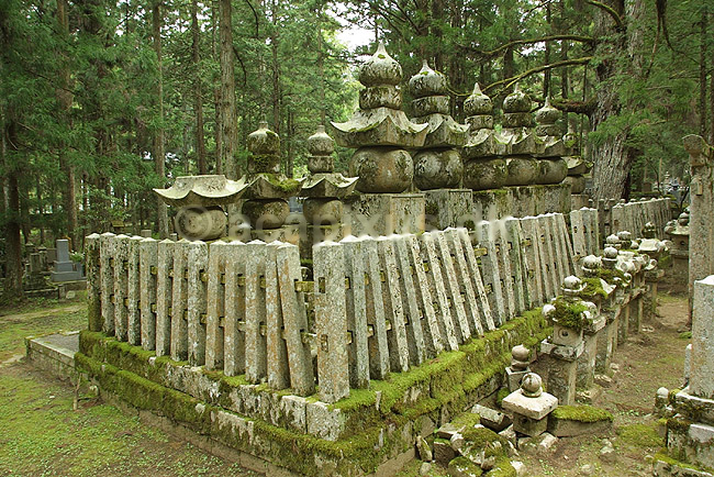 Koya-san. Gravsted p� gravpladsen i Koya-san. Japan's mest eftertragtede gravplads.; ; Koya-san; Japan; Asien; ; gravpladser buddisme buddhism buddistisk