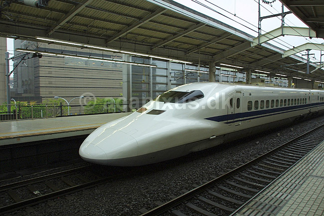 Shinkansen. Shinkansen tog af typen Kodama k�rer ud af JR-Kyoto togstationen; ; JR-Kyoto / Kyoto; Japan; Asien; ; transport bullettrain lyntog 