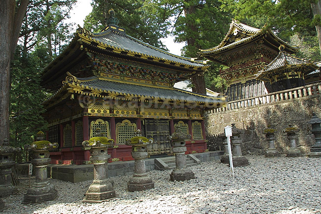 Tosho-gu. Det hellige bibliotek (tv) og tromme t�rnet (th) i det shintoistiske Tosho-gu tempel i Nikko; ; Tosho-gu / Nikko; Japan; Asien; ; templer shintoisme