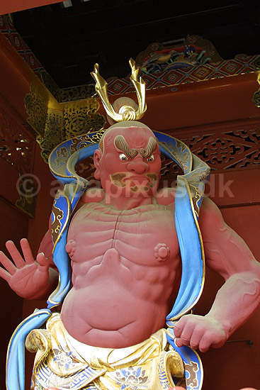 Rinnoji Taiyuin shrine. Vogtere i indgangsporten til det shintoistiske Rinnoji Taiyuin tempel i Nikko; ; Rinnoji Taiyuin shrine / Nikko; Japan; Asien; ; templer shintoisme