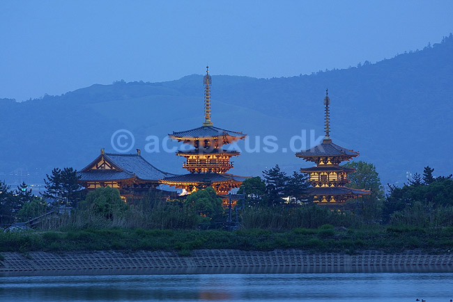 Yakushi-ji. Yakushi-ji templet oplyst i skumringen; ; Yakushi-ji / Nara; Japan; Asien; ; templer buddisme buddhism buddistisk