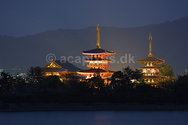 Yakushi-ji. Yakushi-ji templet oplyst i skumringen; ; Yakushi-ji / Nara; Japan; Asien; ; templer buddisme buddhism buddistisk
