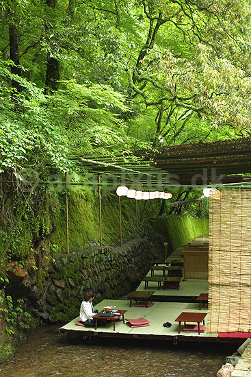 Flodrestaurant i Kibune. Restaurant bygget p� platform over floden i Kibune. Om sommeren svaler floden luften; ; Kibune; Japan; Asien; ; restauranter