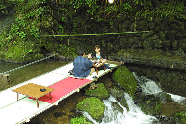 Flodrestaurant i Kibune. G�ster p� restaurant bygget p� platform over floden i Kibune. Om sommeren svaler floden luften; ; Kibune; Japan; Asien; ; restauranter