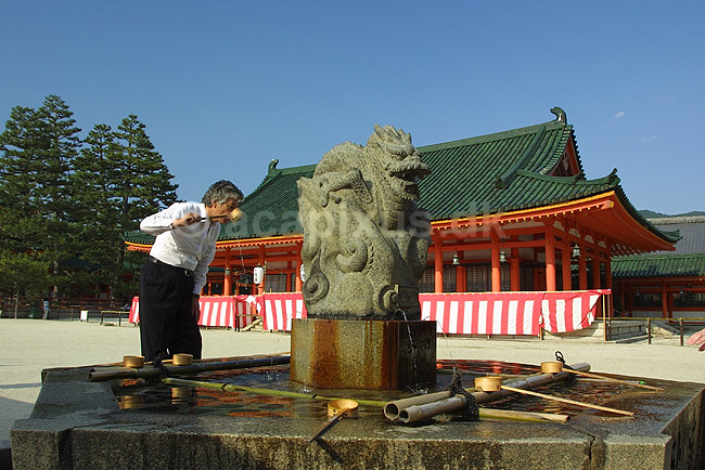 Heian-jingu Shrine. Japaner drikker fra dragefont�nen ved Heian-jingu Shrine templet; ; Heian-jingu Shrine / Kyoto; Japan; Asien; ; templer shintoisme