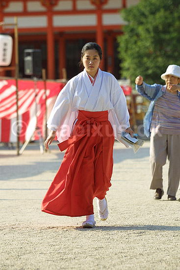 Heian-jingu Shrine. Tempelarbejder ved Heian-jingu Shrine templet; ; Heian-jingu Shrine / Kyoto; Japan; Asien; ; templer shintoisme