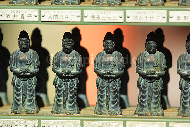 Sanzen-in. Buddafigurer med navneskilte p� bidragsydere til Sanzen-in templet i Ohara; ; Sanzen-in / Ohara; Japan; Asien; ; templer buddisme buddhism buddistisk